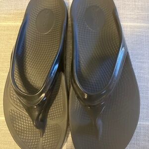 OOFOS flip flops
